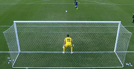 约旦U23门将扑点后激情庆祝，结果球反弹入网瞬间傻眼