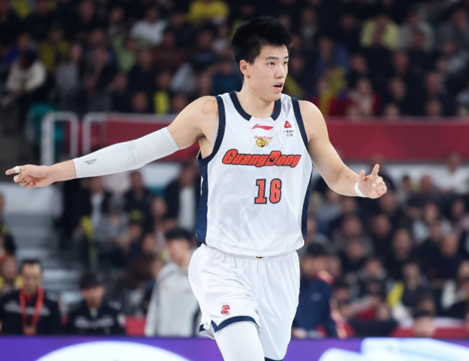 华体会-虚惊一场！广东国手焦泊乔崴脚被搀扶退赛 无大碍出席发布会