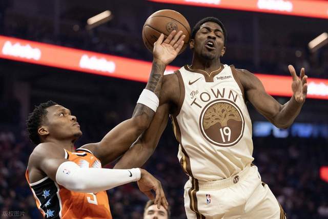 华体会官方-大崩盘！快船14分落后残阵勇士：加兰首秀3失误，伦纳德苦撑