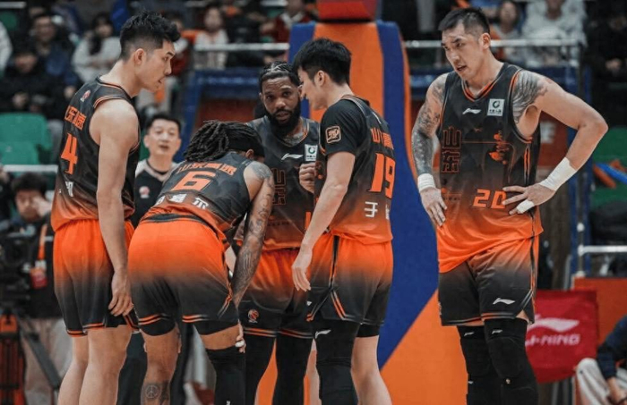 华体会-合砍81+17，山东三叉戟大爆发！高诗岩7+5甘当绿叶，于德豪成混子|山东队|联赛|山东男篮|邱彪|球队_新浪体育_新浪新闻